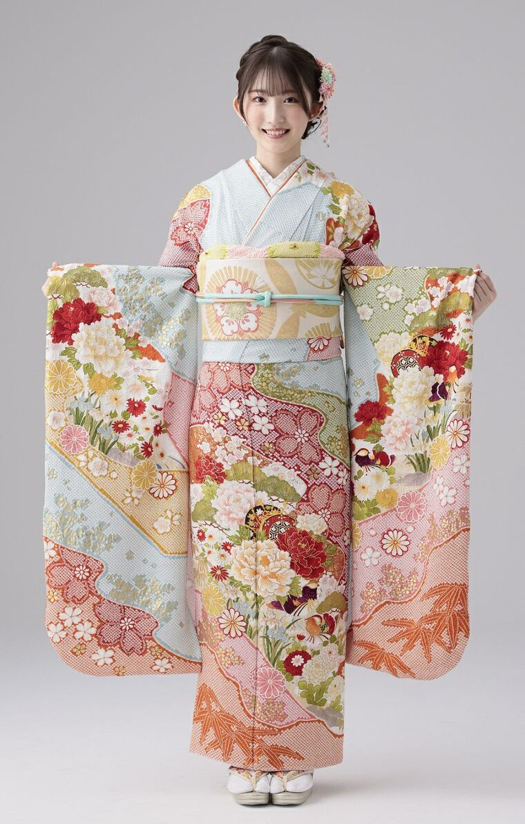 ◆【可憐なお花のお振り袖】刺繍と金糸使い 水色・パステルカラーの振袖｜可憐な花々が咲き誇る絞り古典スタイル