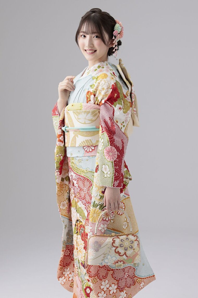 水色・パステルカラーの振袖｜可憐な花々が咲き誇る絞り古典スタイル