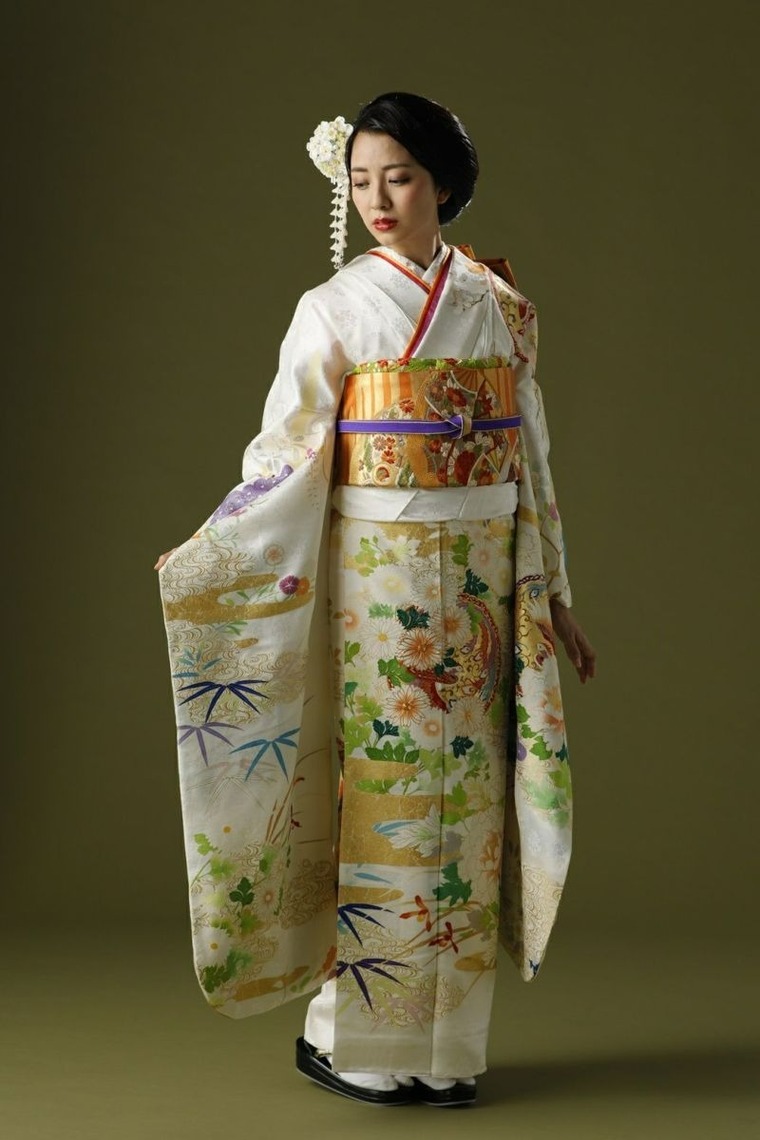 成人式振袖 清華(せいか)｜白地に鳳凰と四季の花々が舞う。圧倒的な