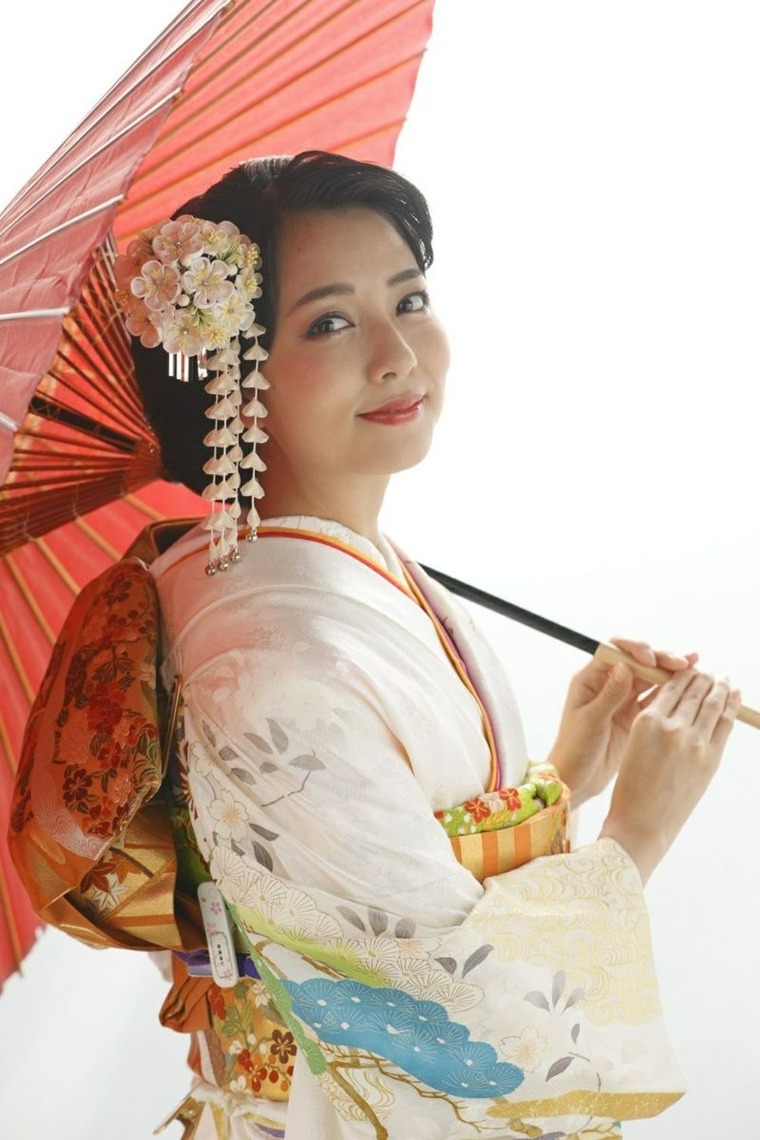 成人式振袖 清華(せいか)｜白地に鳳凰と四季の花々が舞う。圧倒的な