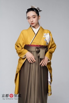 【ハカマ】NW-C6：茶色 からし色の二尺袖に茶色の袴を合わせた卒業式スタイル 弓ライカ 卒業式の袴レンタル 京都 別蔵 横浜 五条 表参道 志染庵