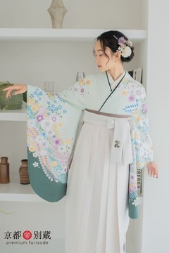 花が舞う水色の二尺袖に刺繍の袴をコーディネート　卒業式　