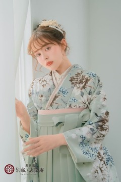 洋風の花柄の二尺袖と淡い水色の袴　加藤ナナ【ハカマ】キモノ:NFS-86　ハカマ:TA-K1 卒業式の袴レンタル 別蔵  表参道 志染庵