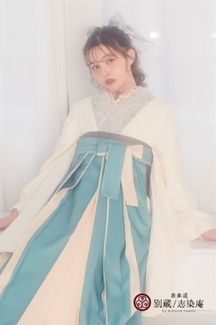 白と水色の卒業式袴コーデ　加藤ナナ　【ハカマ】キモノ:NBEN-2 ハカマ:WK-P3 卒業式の袴レンタル 別蔵  表参道 志染庵