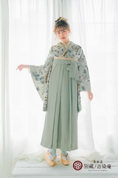 洋風の花柄の二尺袖と淡い水色の袴　加藤ナナ【ハカマ】キモノ:NFS-86　ハカマ:TA-K1 卒業式の袴レンタル 別蔵  表参道 志染庵