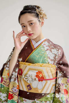 KH-378　佐藤不二子　茶色　薄緑　ゴールド　桜　牡丹　金彩　花　振袖　成人の日　成人式　京都別蔵　横浜別蔵　表参道志染庵