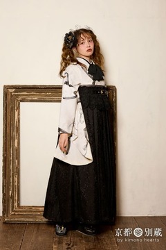 【ハカマ】HN-51：MTH-2 リボン柄の白い二尺袖とレースの黒袴のモノトーンコーデ 加藤ナナ 卒業式の袴レンタル 京都 別蔵 横浜 五条 表参道 志染庵