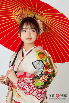 CO-103　本間愛波　白　菊　松　亀甲　七宝繋ぎ　振袖　成人の日　成人式　京都別蔵　横浜別蔵　表参道志染庵