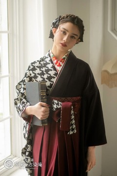 千鳥格子の二尺袖とえんじ色の卒業袴　ブリッジマン遊七着用