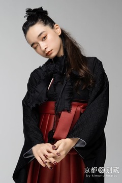 【ハカマ】黒：えんじ｜黒の二尺袖＆えんじ色の袴。洗練された印象の卒業式スタイル 弓ライカ 卒業式の袴レンタル 京都 別蔵 横浜 五条 表参道 志染庵