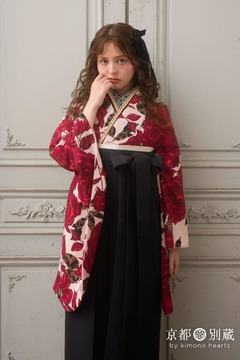 NKH-138：黒袴 薔薇柄・ピンク色の洋風デザインの二尺袖×黒の袴。 加藤ナナ 卒業式の袴レンタル 京都 別蔵 横浜 五条 表参道 志染庵