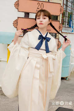 卒業式は白い二尺袖（NN-R3）にキモノハーツオリジナルの白袴をコーディネートして爽やかに。