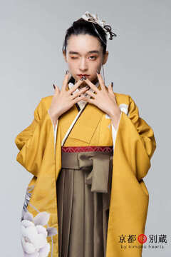 【ハカマ】NW-C6：茶色 からし色の二尺袖に茶色の袴を合わせた卒業式スタイル 弓ライカ 卒業式の袴レンタル 京都 別蔵 横浜 五条 表参道 志染庵