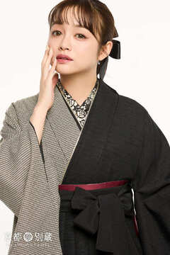 【ハカマ】黒色の無地と千鳥格子の半身仕立て振袖(KH-614)にフリル付きの黒い袴を合わせた卒業式スタイル卒業式の袴レンタル 京都 別蔵 横浜 五条 表参道 志染庵