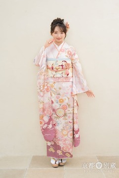 CO-143　本間愛波　ベビーピンク　赤紫　菊　牡丹　桜　雲取り　手毬　松　振袖　成人の日　成人式　京都別蔵　横浜別蔵　表参道志染庵