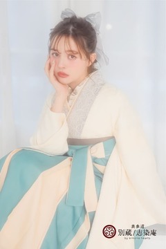 白と水色の卒業式袴コーデ　加藤ナナ　【ハカマ】キモノ:NBEN-2 ハカマ:WK-P3 卒業式の袴レンタル 別蔵  表参道 志染庵