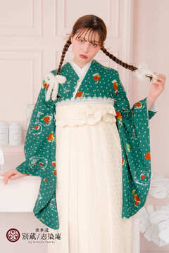 いちご柄の緑の二尺袖に白の袴を合わせた可憐な卒業式のコーデ 加藤ナナ 【ハカマ】キモノ:NKH-394　ハカマ:MTH-3 卒業式の袴レンタル 別蔵  表参道 志染庵