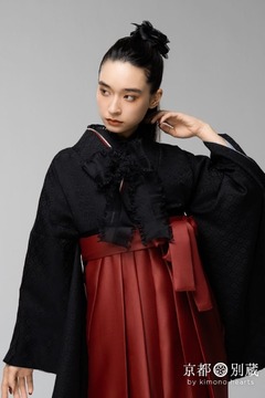 【ハカマ】黒：えんじ｜黒の二尺袖＆えんじ色の袴。洗練された印象の卒業式スタイル 弓ライカ 卒業式の袴レンタル 京都 別蔵 横浜 五条 表参道 志染庵