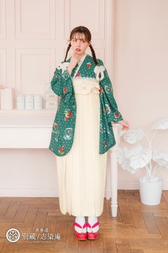 いちご柄の緑の二尺袖に白の袴を合わせた可憐な卒業式のコーデ 加藤ナナ 【ハカマ】キモノ:NKH-394　ハカマ:MTH-3 卒業式の袴レンタル 別蔵  表参道 志染庵