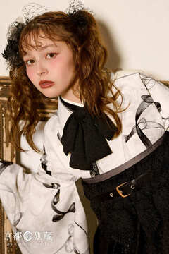 【ハカマ】HN-51：MTH-2 リボン柄の白い二尺袖とレースの黒袴のモノトーンコーデ 加藤ナナ 卒業式の袴レンタル 京都 別蔵 横浜 五条 表参道 志染庵