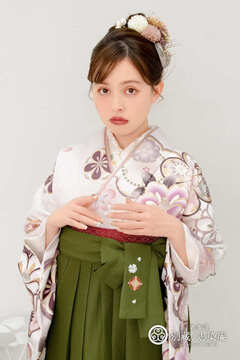 梅柄の白い二尺袖と刺繍入り抹茶色の袴　加藤ナナ【ハカマ】キモノ:N-KT1　ハカマ:抹茶七宝 卒業式の袴レンタル 別蔵  表参道 志染庵