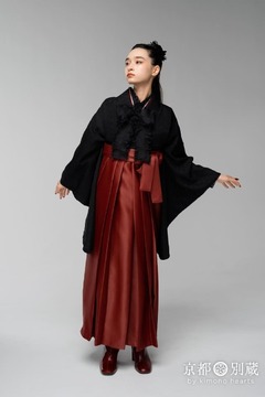 【ハカマ】黒：えんじ｜黒の二尺袖＆えんじ色の袴。洗練された印象の卒業式スタイル 弓ライカ 卒業式の袴レンタル 京都 別蔵 横浜 五条 表参道 志染庵