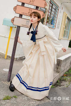 卒業式は白い二尺袖（NN-R3）にキモノハーツオリジナルの白袴をコーディネートして爽やかに。