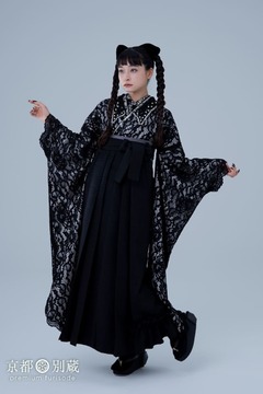 黒の総レースが美しい振袖にシンプルな黒の袴をコーディネート。京都別蔵　五条別蔵　横浜別蔵　ハカマ　卒業式　