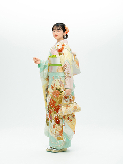 振袖を着て立つ女性