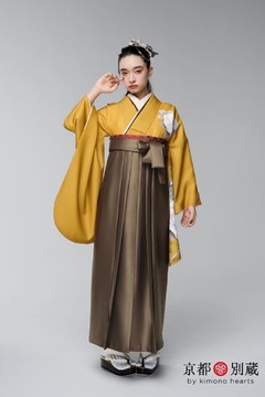 【ハカマ】NW-C6：茶色 からし色の二尺袖に茶色の袴を合わせた卒業式スタイル 弓ライカ 卒業式の袴レンタル 京都 別蔵 横浜 五条 表参道 志染庵