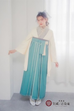 白と水色の卒業式袴コーデ　加藤ナナ　【ハカマ】キモノ:NBEN-2 ハカマ:WK-P3 卒業式の袴レンタル 別蔵  表参道 志染庵