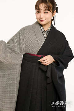 【ハカマ】黒色の無地と千鳥格子の半身仕立て振袖(KH-614)にフリル付きの黒い袴を合わせた卒業式スタイル卒業式の袴レンタル 京都 別蔵 横浜 五条 表参道 志染庵