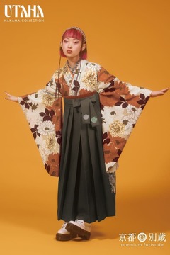 さまざまなタッチで描かれた花柄の二尺袖に、渋い深緑色の袴をコーディネート。京都別蔵　五条別蔵　横浜別蔵　ハカマ　卒業式　