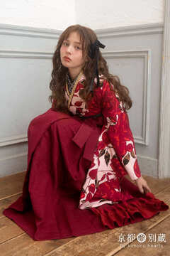 【ハカマ】NKH-138：RH-99 ピンク地に赤い薔薇が舞う二尺袖にフリル付きの赤い袴を合わせたとってもかわいい卒業式の装い 加藤ナナ 卒業式の袴レンタル 京都 別蔵 横浜 五条 表参道 志染庵