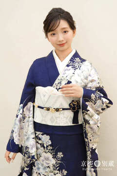 CO-130　本間愛波　黒　濃紺　牡丹　大花　振袖　七宝繋ぎ　成人の日　成人式　二十歳の集い