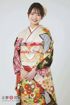 CO-103　本間愛波　白　菊　松　亀甲　七宝繋ぎ　振袖　成人の日　成人式　京都別蔵　横浜別蔵　表参道志染庵