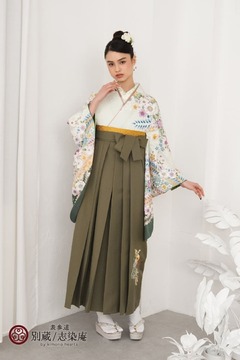 花柄の白い二尺袖にオリーブグリーンの袴　ブリッジマン遊七 【ハカマ】キモノ:N-KT4　ハカマ:NI-MZ1 卒業式の袴レンタル 別蔵  表参道 志染庵