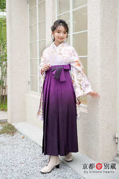 【ハカマ】N-KT2：グラデ紫 花柄＆藤色の二尺袖に上品な紫色の袴 本間愛波 卒業式の袴レンタル 京都 別蔵 横浜 五条 表参道 志染庵