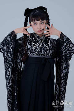 黒の総レースが美しい振袖にシンプルな黒の袴をコーディネート。京都別蔵　五条別蔵　横浜別蔵　ハカマ　卒業式　