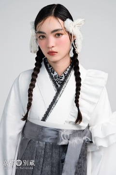 白　グレー　モノトーン　フリル　洋風　ヴィラットあやめ　【卒業式の袴レンタル】【京都五条別蔵】 【横浜別蔵】 【表参道志染庵】　袴　卒業式　卒業袴　ハカマに　NMR-3 WK-111