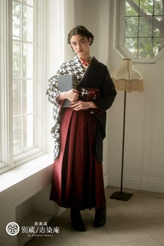 千鳥格子の二尺袖とえんじ色の卒業袴　ブリッジマン遊七着用