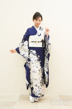 CO-130　本間愛波　黒　濃紺　牡丹　大花　振袖　七宝繋ぎ　成人の日　成人式　二十歳の集い
