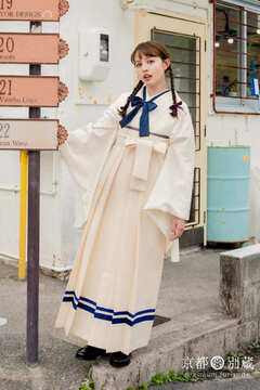 卒業式は白い二尺袖（NN-R3）にキモノハーツオリジナルの白袴をコーディネートして爽やかに。