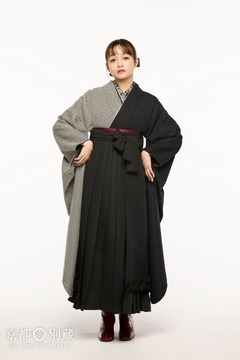 【ハカマ】黒色の無地と千鳥格子の半身仕立て振袖(KH-614)にフリル付きの黒い袴を合わせた卒業式スタイル卒業式の袴レンタル 京都 別蔵 横浜 五条 表参道 志染庵
