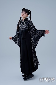 黒の総レースが美しい振袖にシンプルな黒の袴をコーディネート。京都別蔵　五条別蔵　横浜別蔵　ハカマ　卒業式　