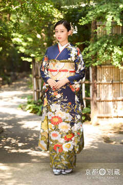 CO-141　佐藤不二子　紺　花　振袖　成人の日　成人式　京都別蔵　横浜別蔵　表参道志染庵