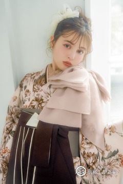 洋風の花柄の二尺袖と茶色の袴　加藤ナナ【ハカマ】キモノ:NFS-85　ハカマ:KM-P4 卒業式の袴レンタル 別蔵  表参道 志染庵