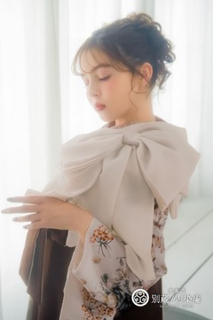 洋風の花柄の二尺袖と茶色の袴　加藤ナナ【ハカマ】キモノ:NFS-85　ハカマ:KM-P4 卒業式の袴レンタル 別蔵  表参道 志染庵