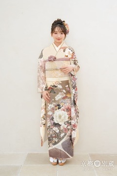 CO-144　本間愛波　牡丹　花　白　ベージュ　クリーム色　アイボリー　くすみカラー　振袖　成人の日　成人式　京都別蔵　横浜別蔵　表参道志染庵