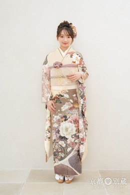 CO-144　本間愛波　牡丹　花　白　ベージュ　クリーム色　アイボリー　くすみカラー　振袖　成人の日　成人式　京都別蔵　横浜別蔵　表参道志染庵